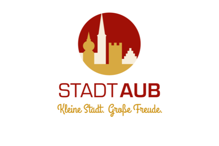 Logo der Stadt Aub: Aufreihung der Auber Türme in Rot, Ocker und Gelb in einem roten Kreis, Text: Stadt Aub, Kleine Stadt. Große Freude.